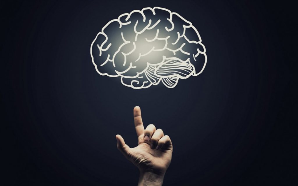 Mano apuntando el dibujo de un cerebro, Neuromarketing