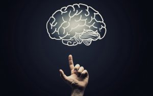 Mano apuntando el dibujo de un cerebro, Neuromarketing
